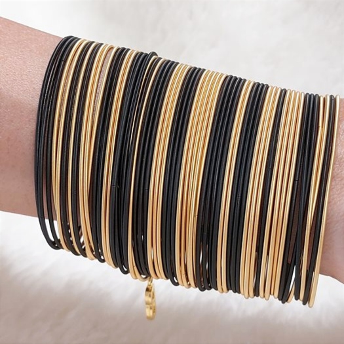 סט מעורב 40 צמידים - זהב שחור