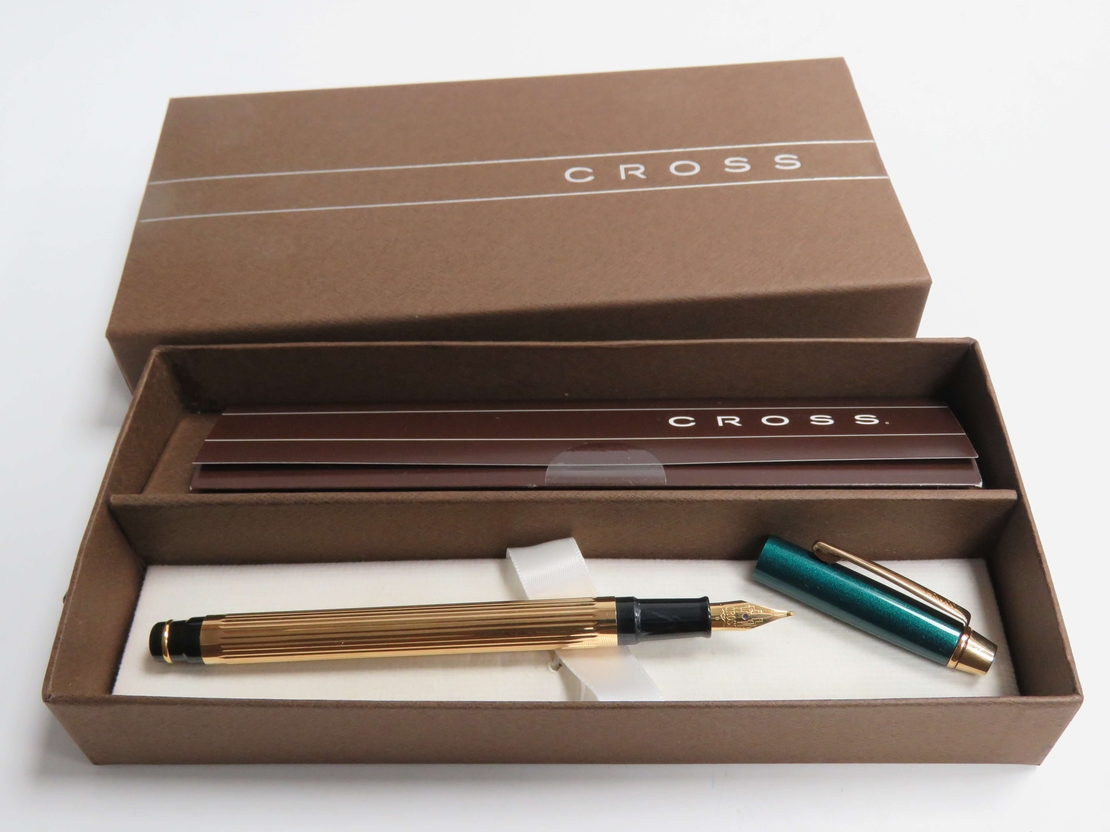 עט נובע יוקרתי CROSS בצבעים זהב וירוק