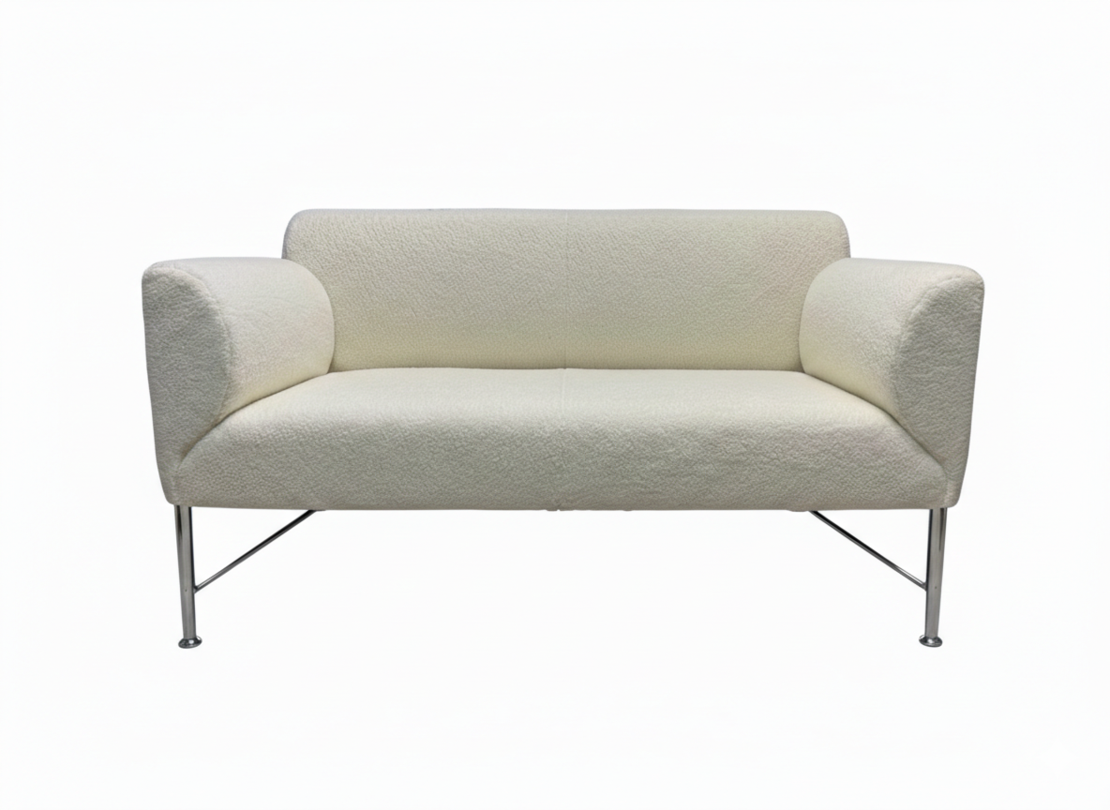 ספה דו מושבית בצבע לבן מבד בוקלה