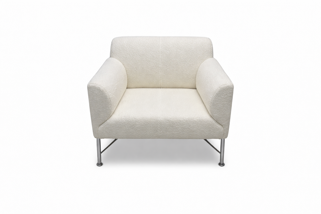 כורסה בצבע לבן מבד בוקלה