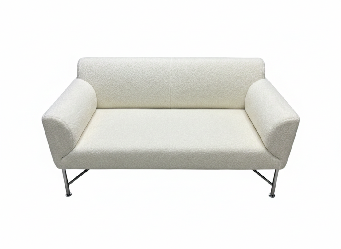 ספה דו מושבית בצבע לבן מבד בוקלה