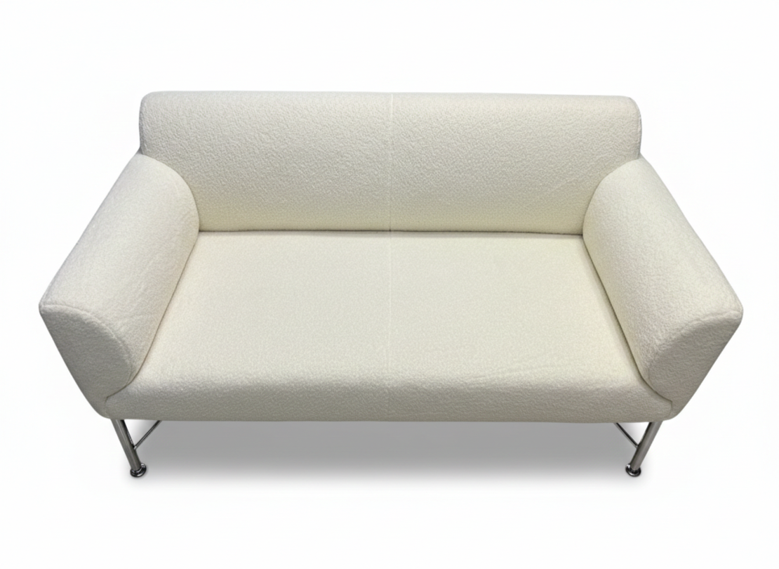 ספה דו מושבית בצבע לבן מבד בוקלה