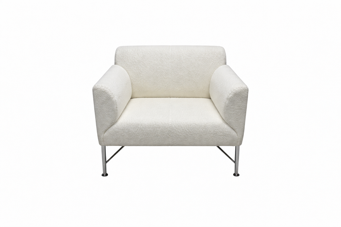 כורסה בצבע לבן מבד בוקלה