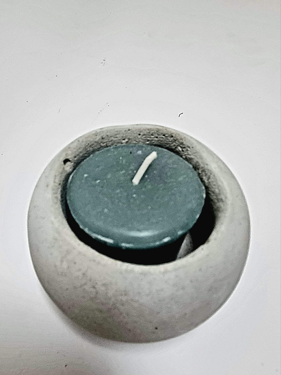 כלי לנר מעוגל מבטון מגיע עם הנר