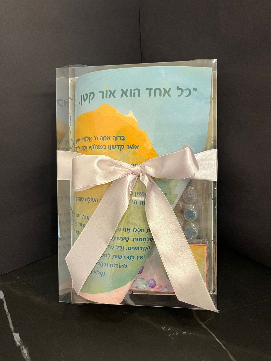 מארז חגיגי לחנוכה- פלייסמנט, כוסיות שמן צבעוניות וגפרורים