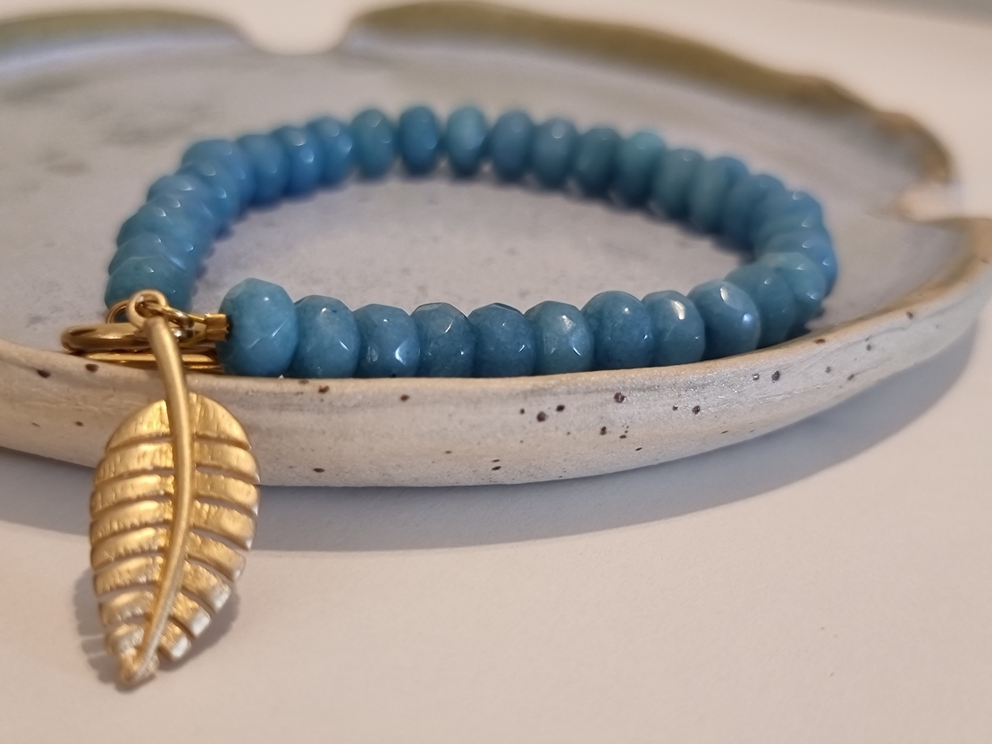 צמיד יסמין- מאבני ג'ייד ותליון עלה מיציקה בציפוי זהב