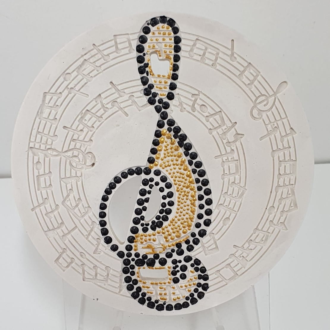 תמונה מגבס לאוהבי המוסיקה מוטבעים בה תוים