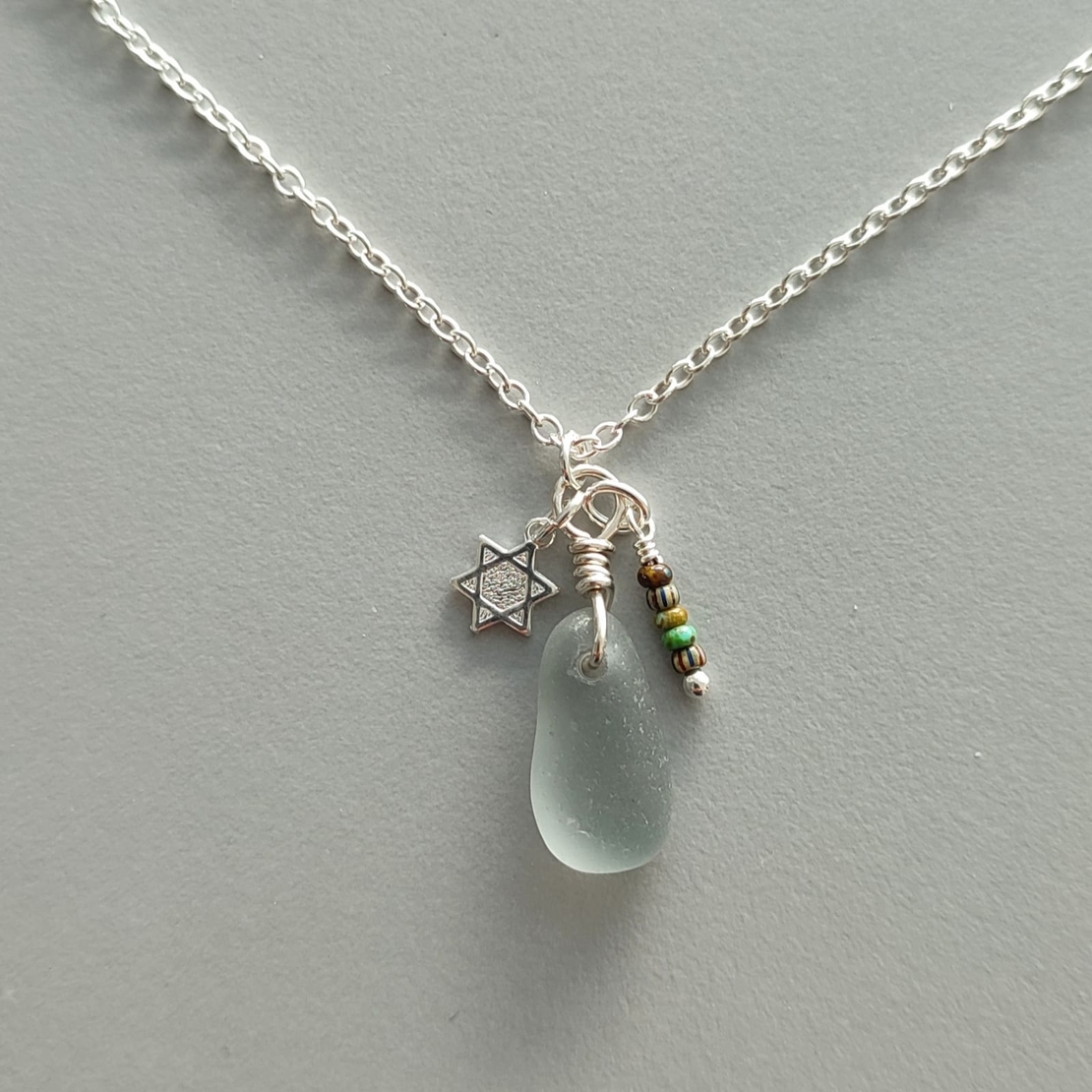שרשרת כסף וזכוכית ים אפורה ומגן דוד