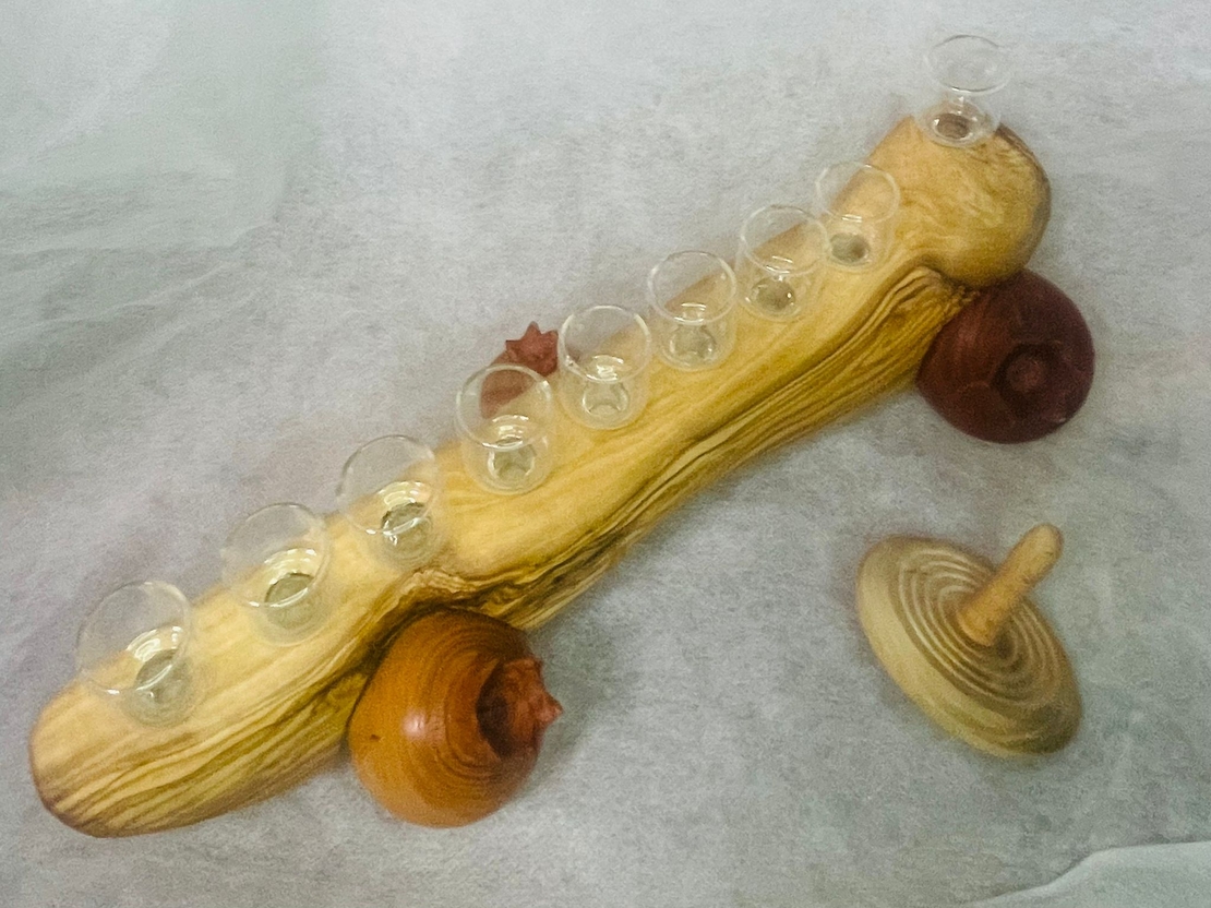 חנוכיה מעץ זית מקושטת ברימונים בעבודת יד