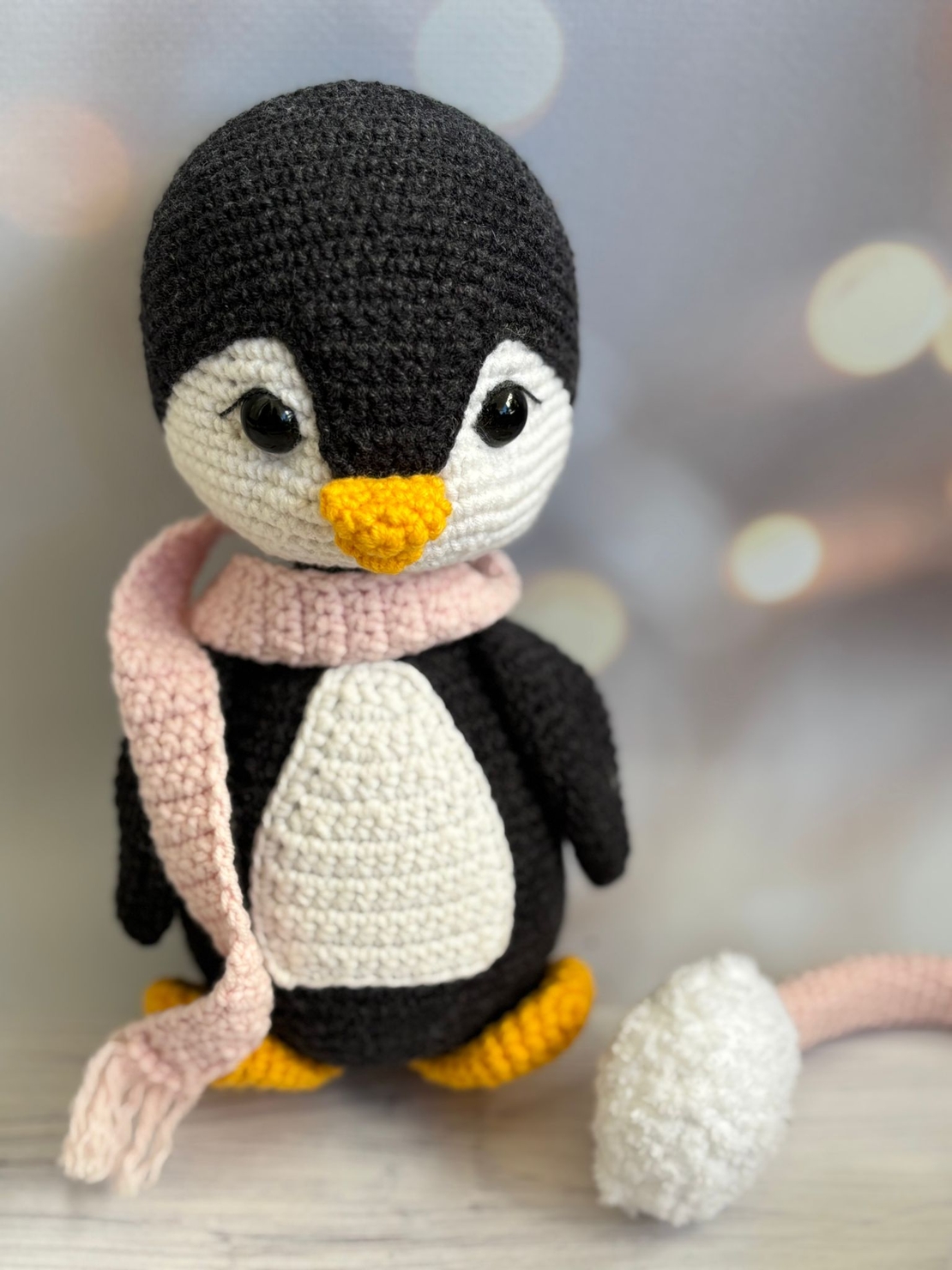 בובת פינגווין סרוגה בעבודת יד