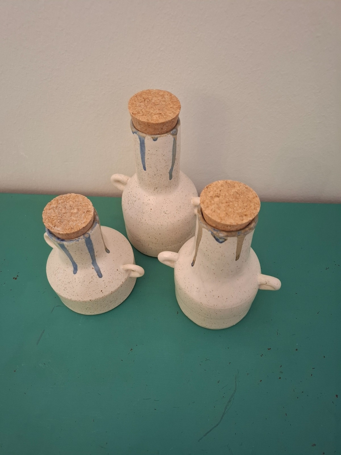 שלישית בקבוקים עם פקקי שעם בעבודת יד