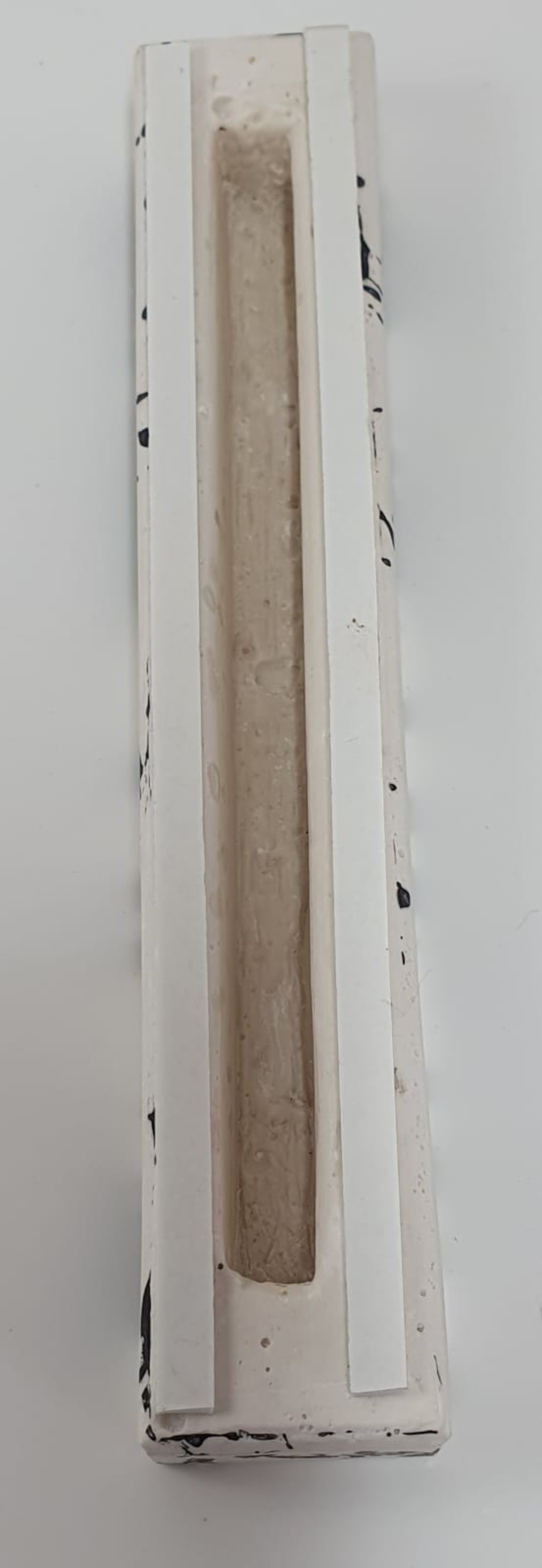 מזוזה מגבס בשיטת ההתזות בשחור לבן משולבת באות 