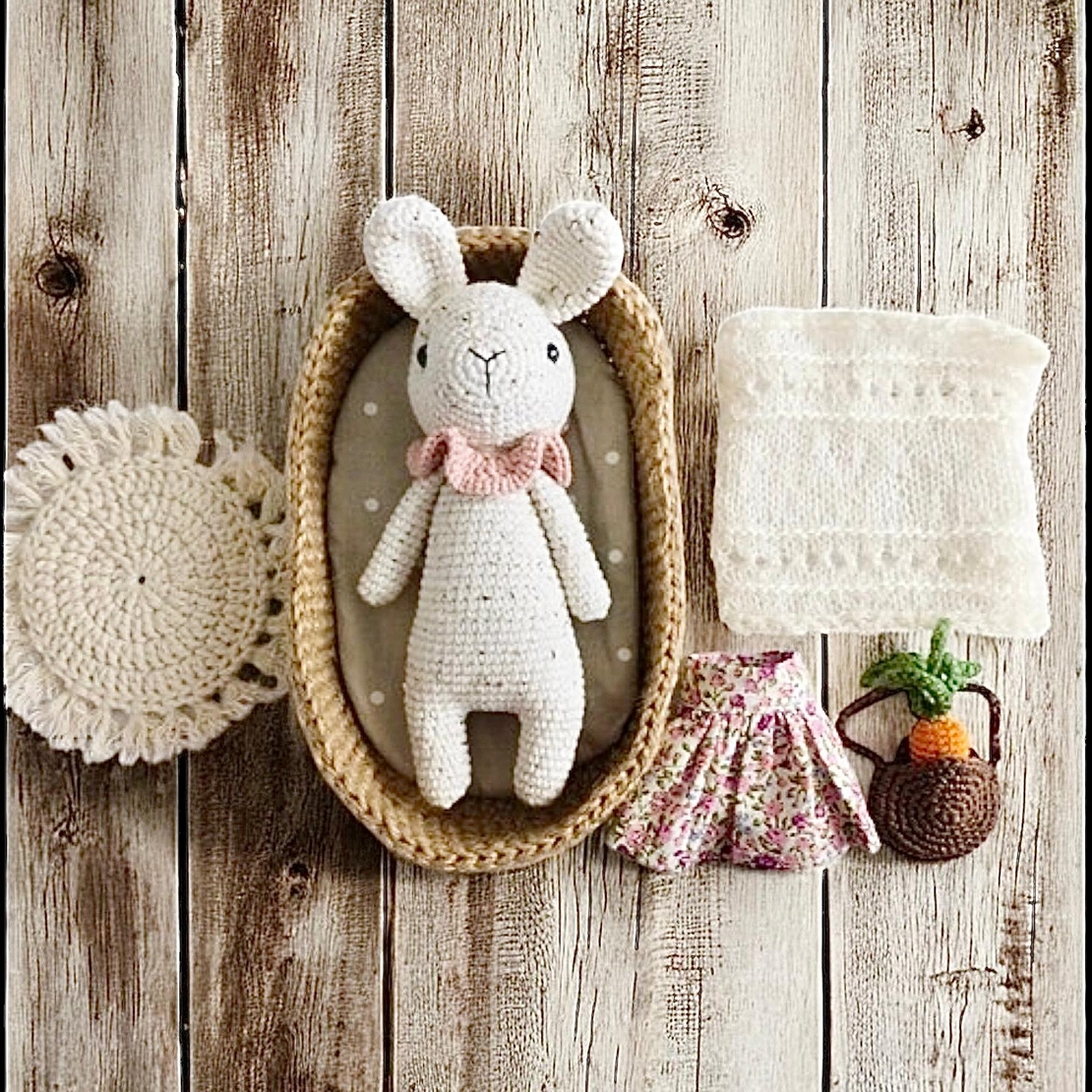 בובת ארנבת סרוגה בעבודת יד עם שלל אביזרים משלימים