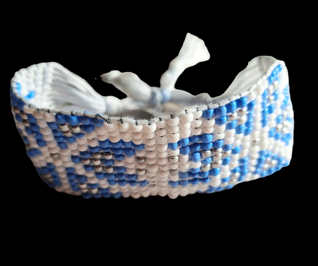 צמיד חרוזי ונציה בשיטת אריגה בנול- גווני תכלת- לבן- כסף