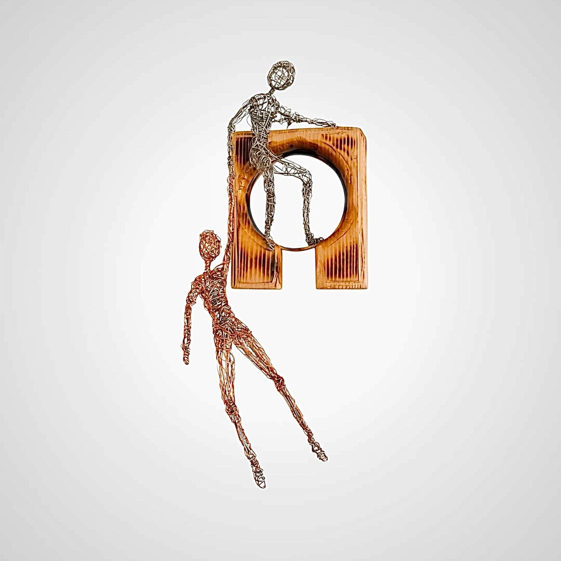 תמיכה-פסל מחוטי מתכת על בסיס עץ בעבודת יד