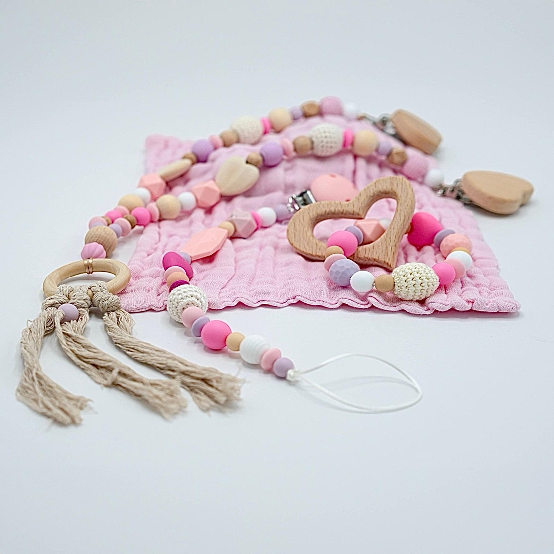 מארז לבבות ורוד- שרוך למוצץ, נשכן ומובייל