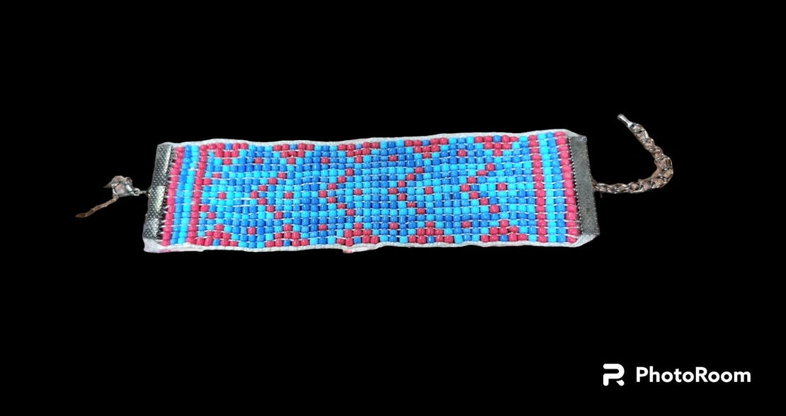 צמיד חרוזי ונציהבשיטת אריגה בנול- מעויינים ורודים רקע תכלת