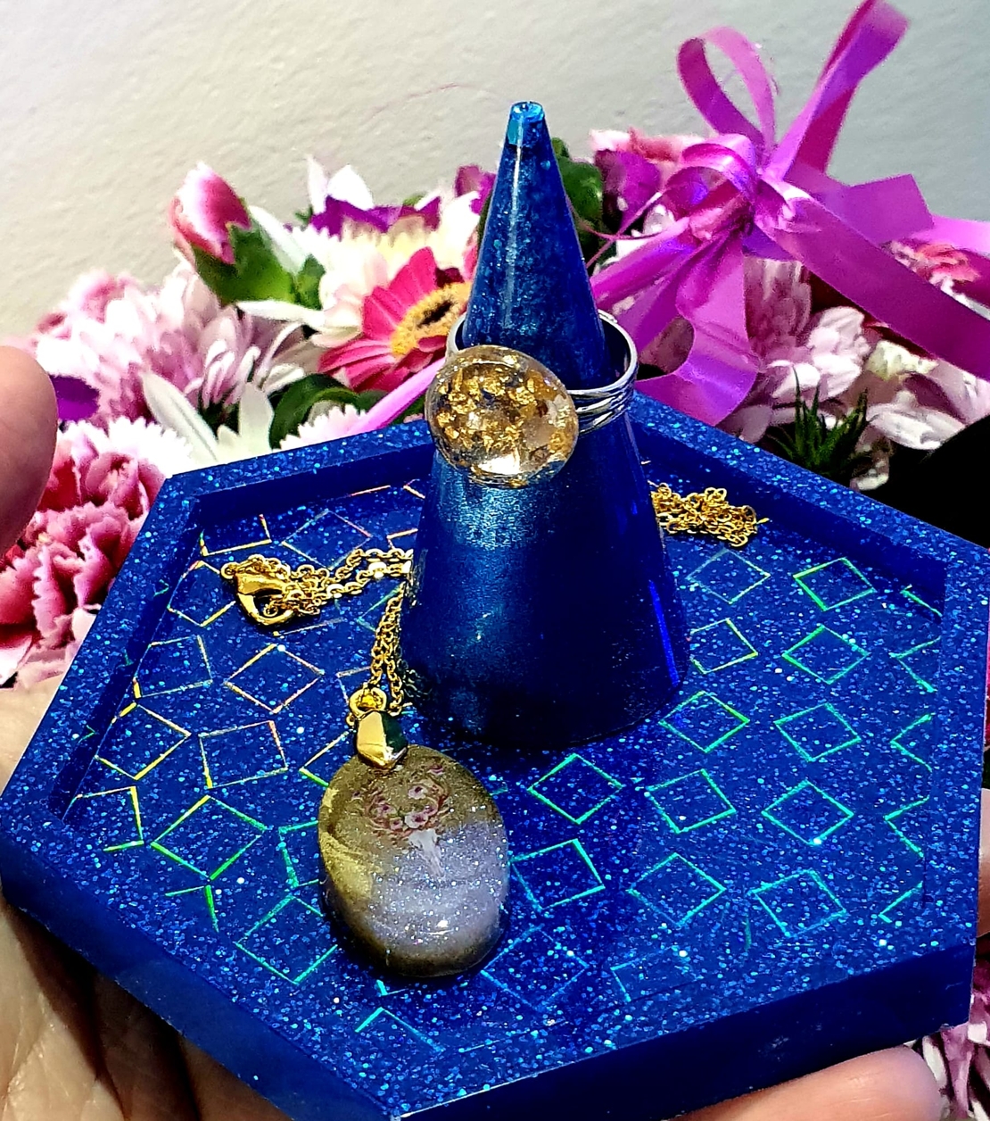 קונוס מחזיק לטבעות בגוון כחול עמוק
