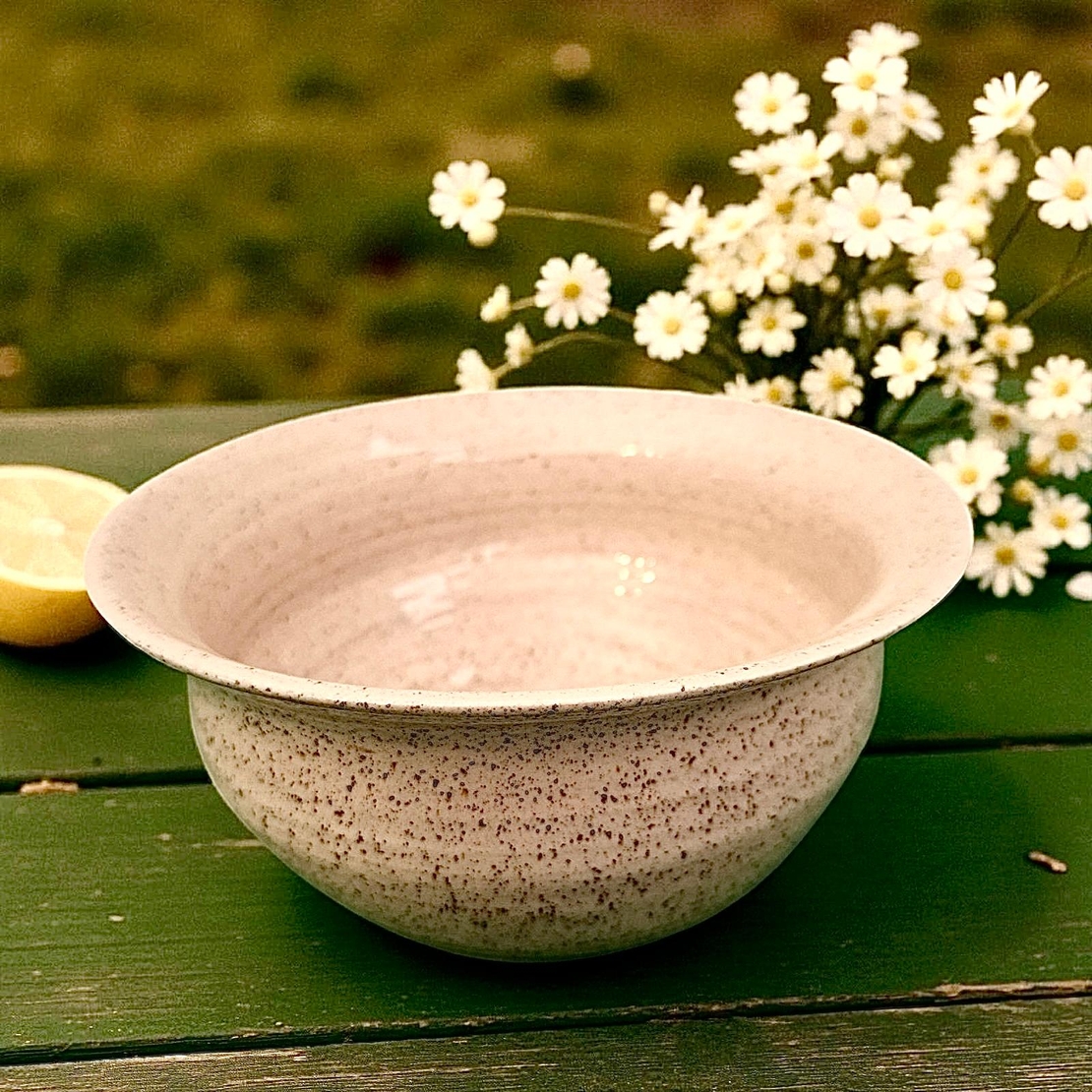 קערה מעוגלת מחימר בעבודת יד