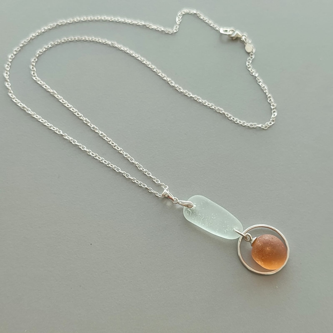 שרשרת כסף וזכוכיות ים באפרסק ולבן