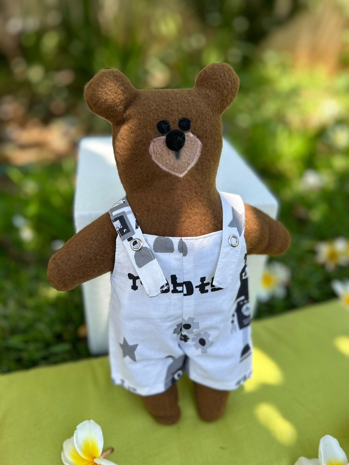 בובת שובי דובי בן לבוש אוברול תפור בעבודת יד