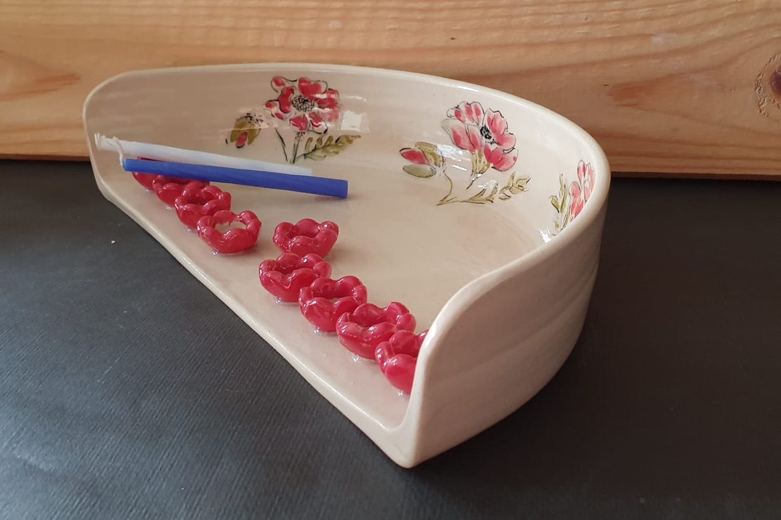 חנוכייה עבודת יד מקרמיקה עם ציור כלניות