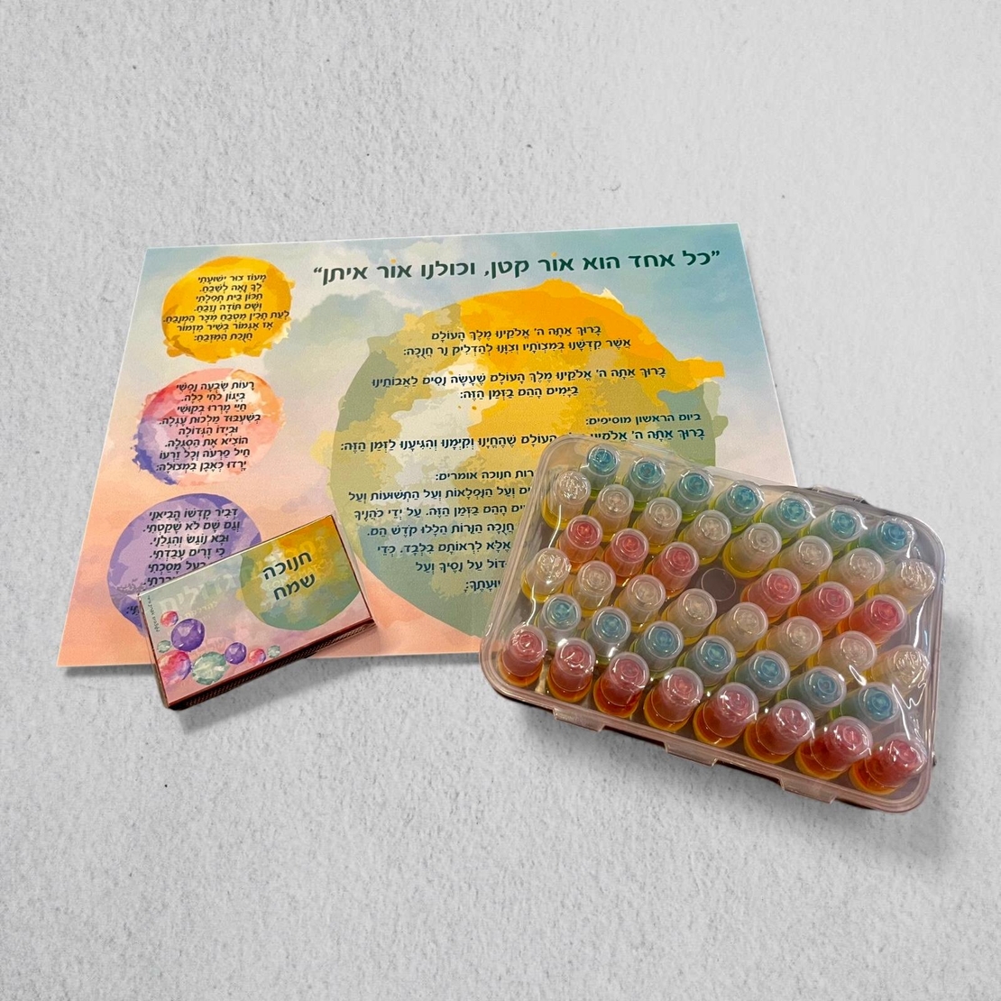 מארז חגיגי לחנוכה- פלייסמנט, כוסיות שמן צבעוניות וגפרורים