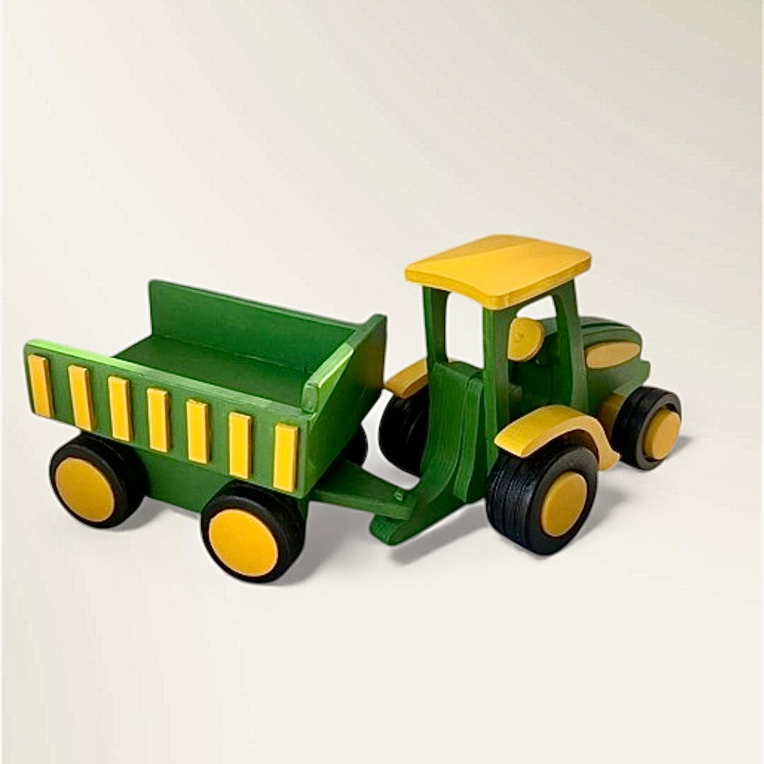 טרקטור עם עגלה מעץ בעבודת יד ירוק וצהוב