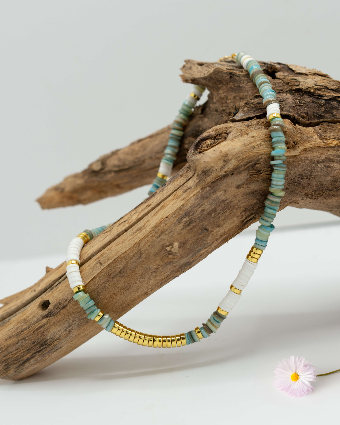 שרשרת אדווה- מחרוזי פולימר לבן, המטייט זהב וחרוזי צדף