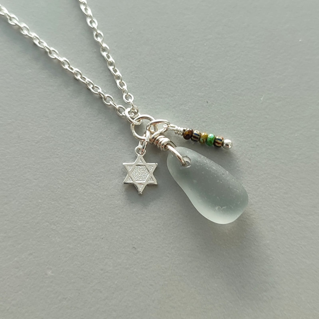 שרשרת כסף וזכוכית ים אפורה ומגן דוד