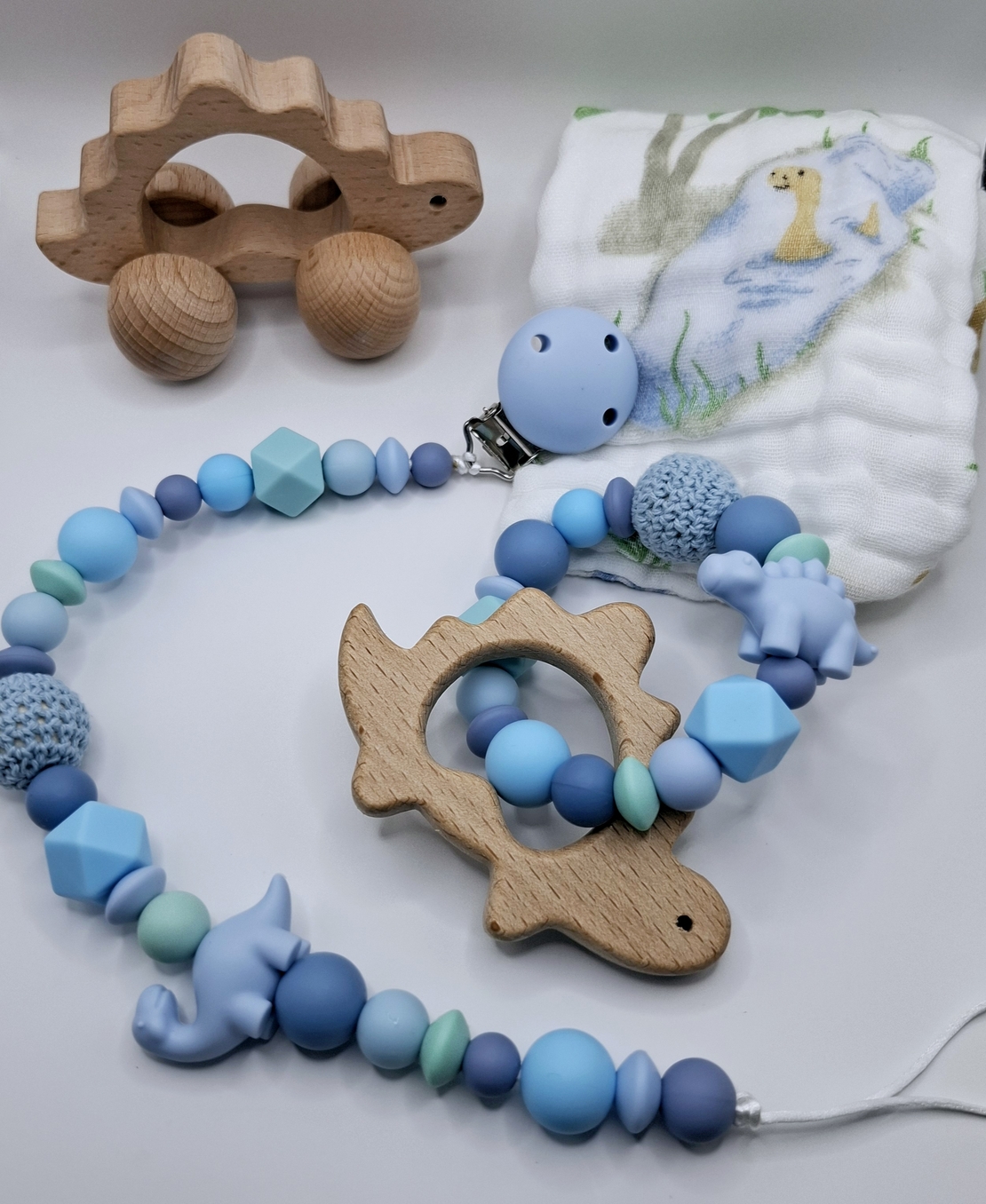 מארז דינוזאור כחול- שרוך למוצץ ונשכן