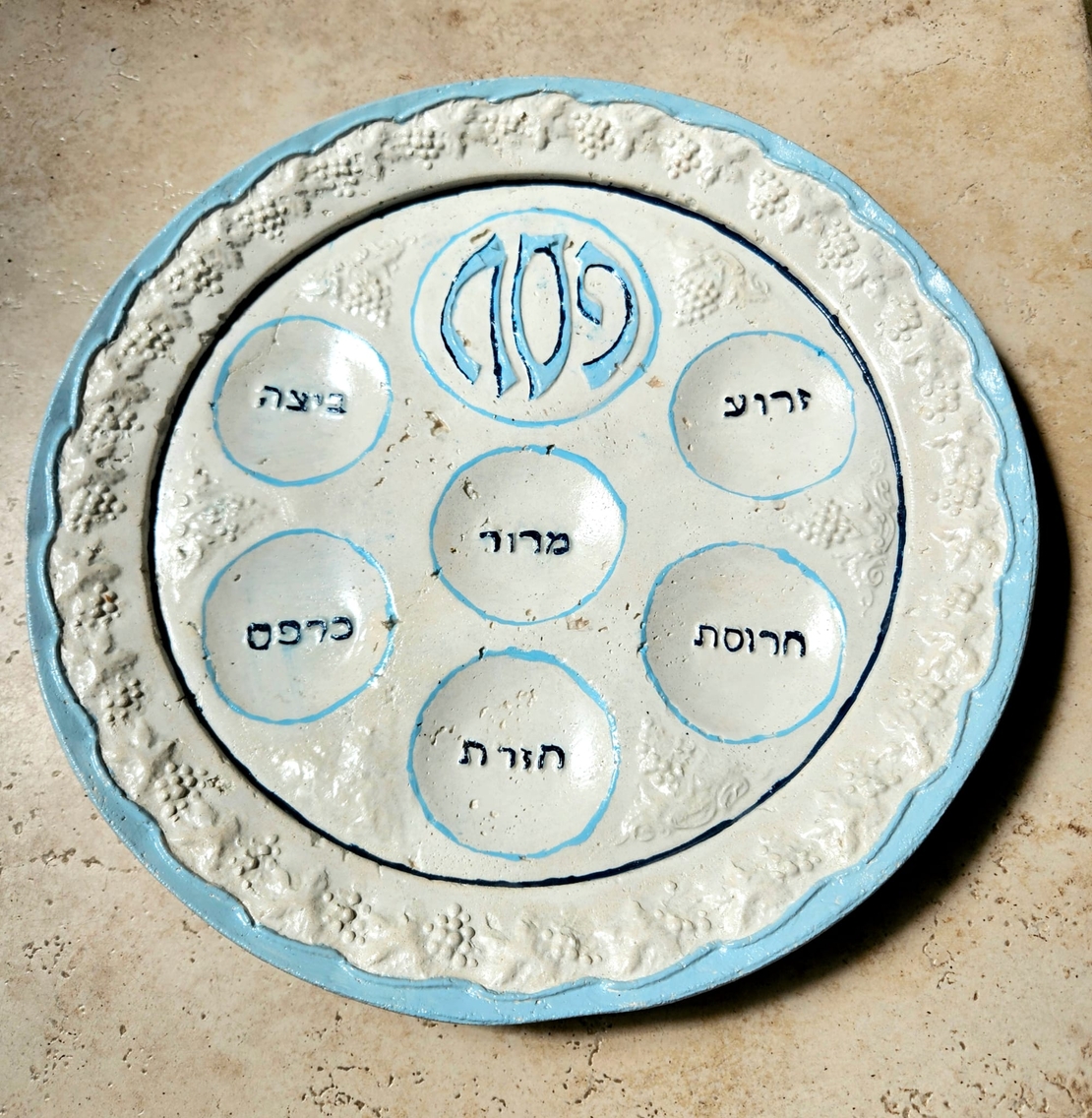 צלחת פסח לבנה ותכלת מבטון