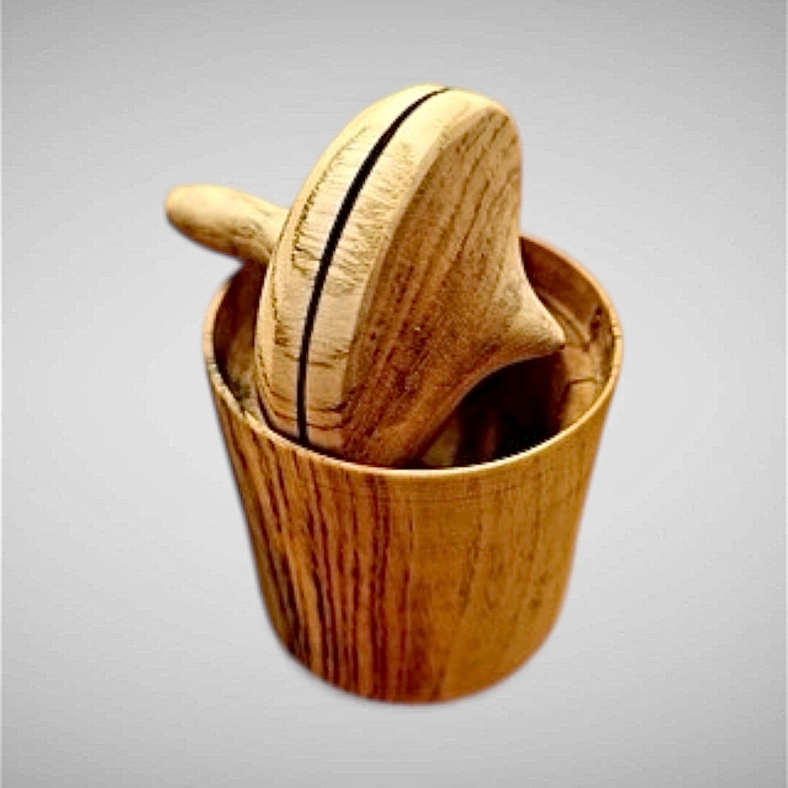 סביבון בתוך קופסא מעץ חרוט בעבודת יד