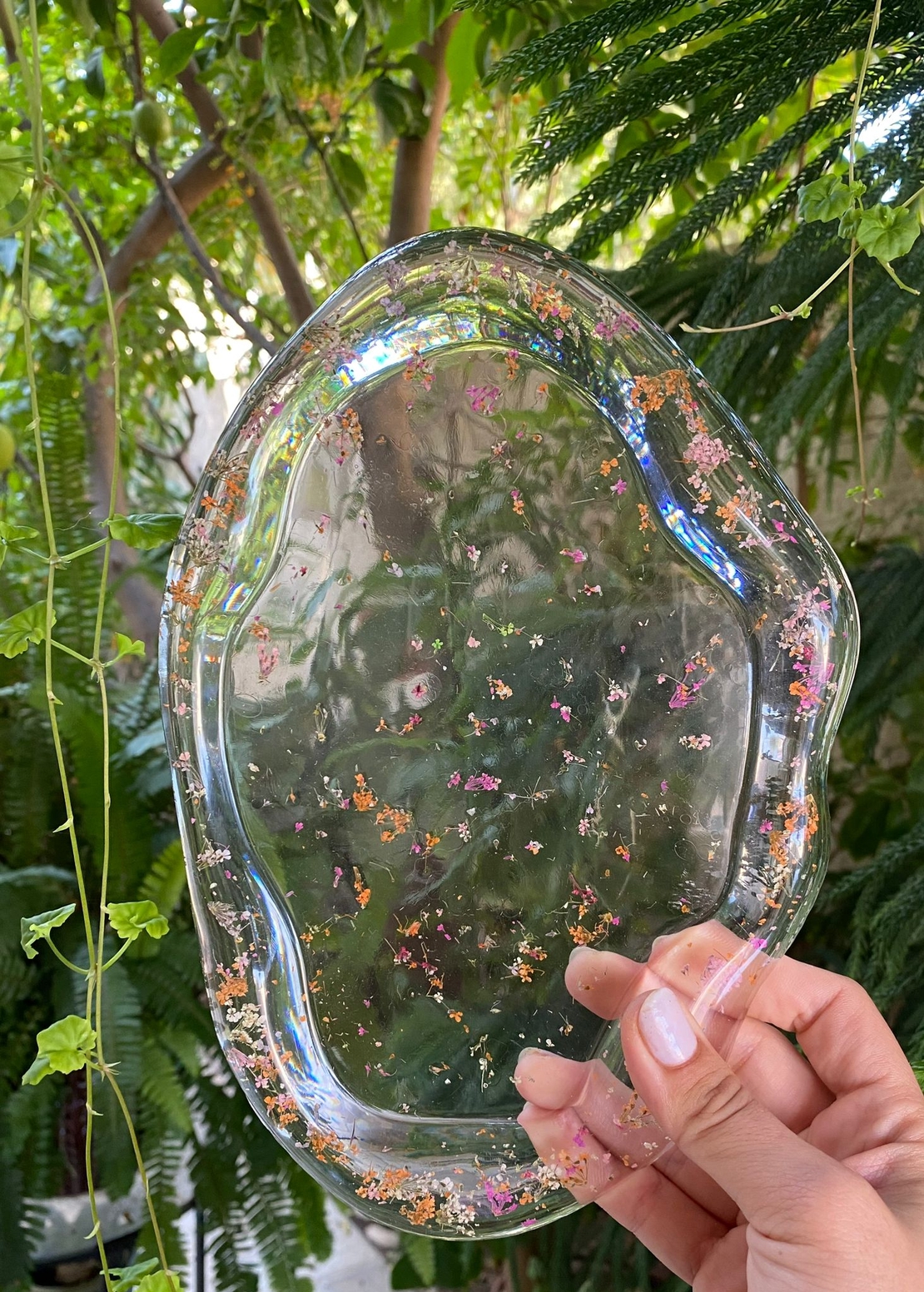 צלחת תכשיטים מאפוקסי בצורת אליפסה עם פרחים מיובשים