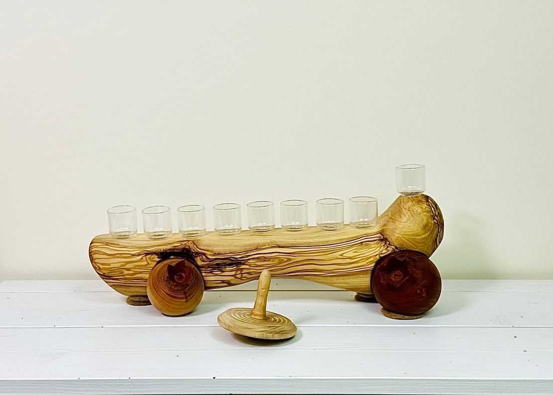 חנוכיה מעץ זית מקושטת ברימונים בעבודת יד