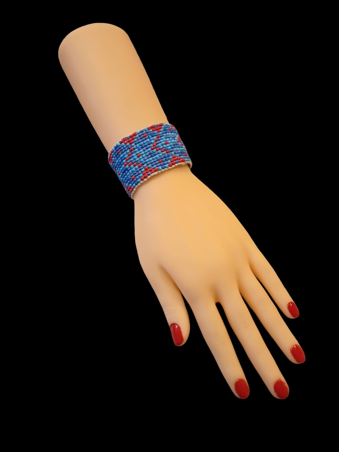 צמיד חרוזי ונציהבשיטת אריגה בנול- מעויינים ורודים רקע תכלת