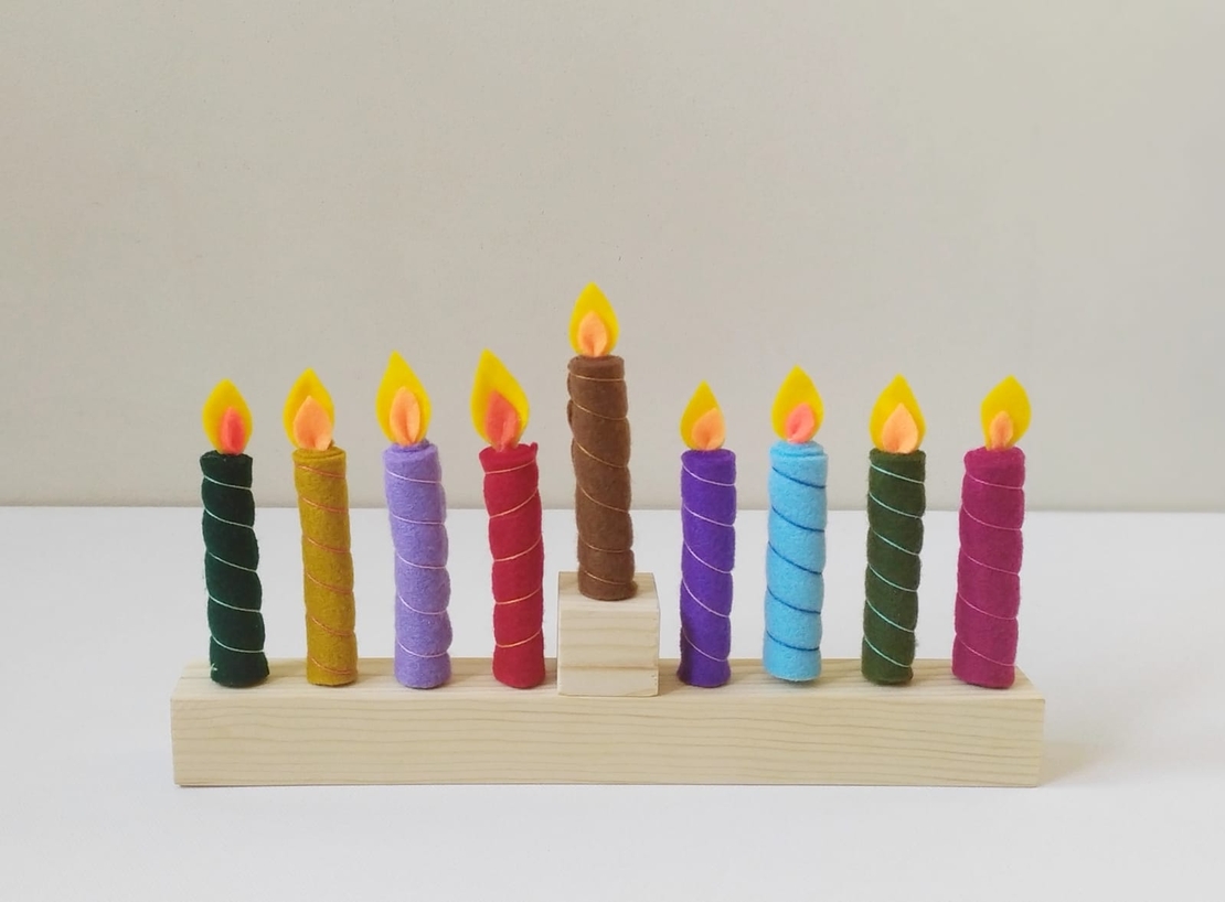 חנוכיית משחק מעץ ולבד
