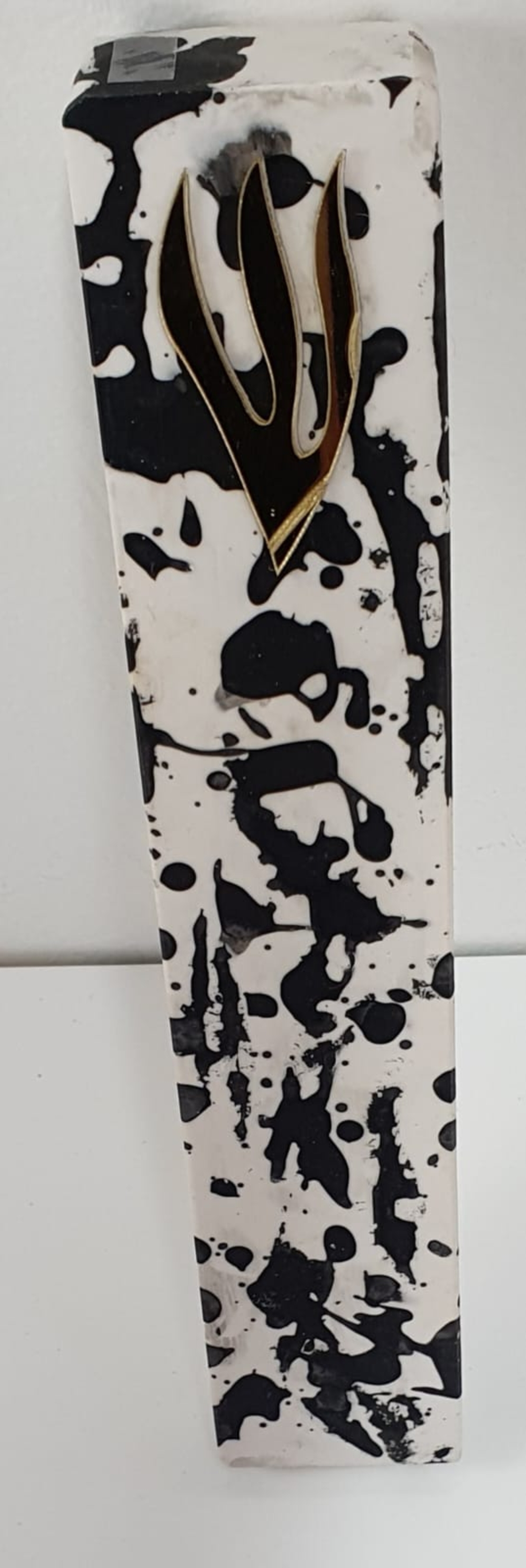 מזוזה מגבס בשיטת ההתזות בשחור לבן משולבת באות 