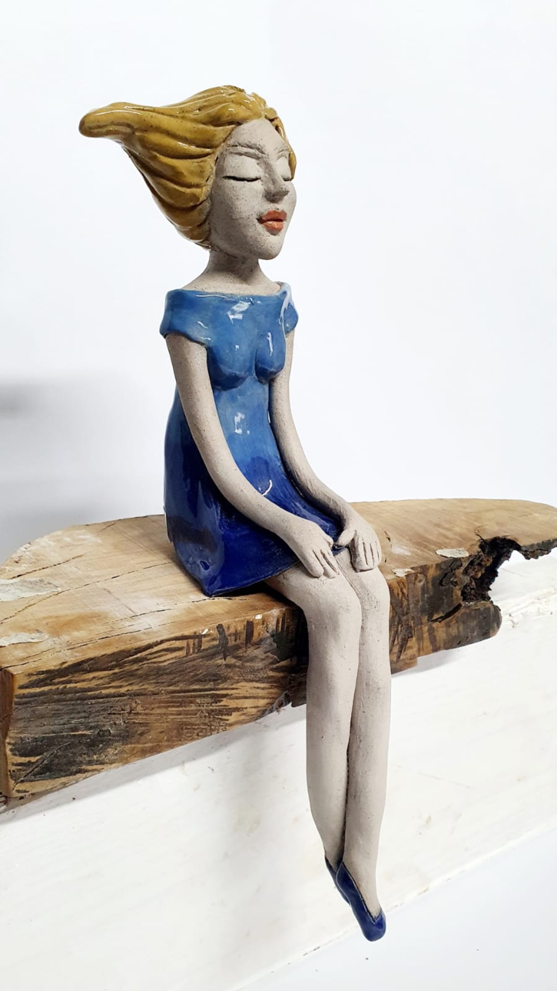 פסל אישה יושבת על מדף מקרמיקה - 3