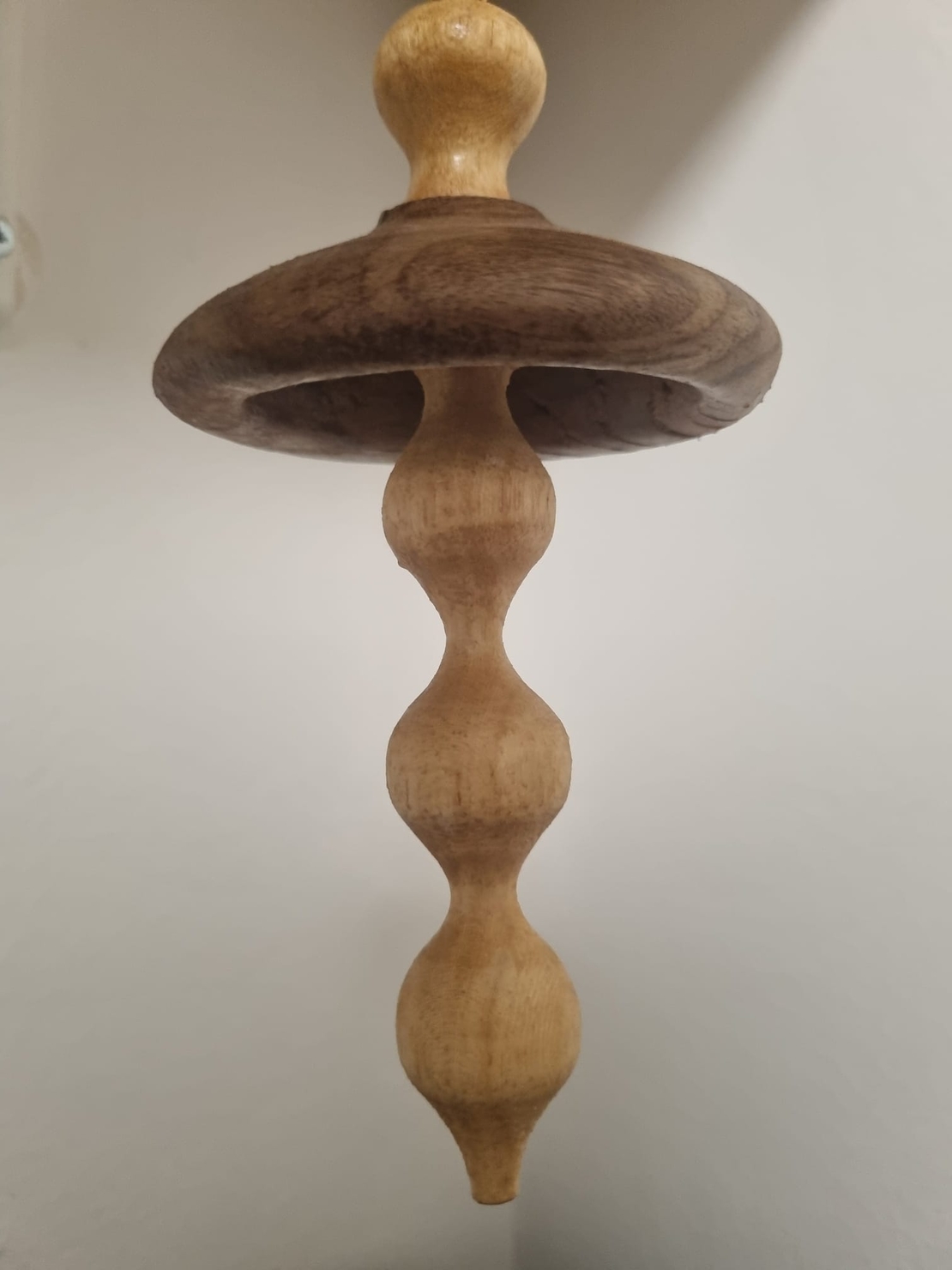 מטריית קישוט מעץ חרוטה בעבודת יד