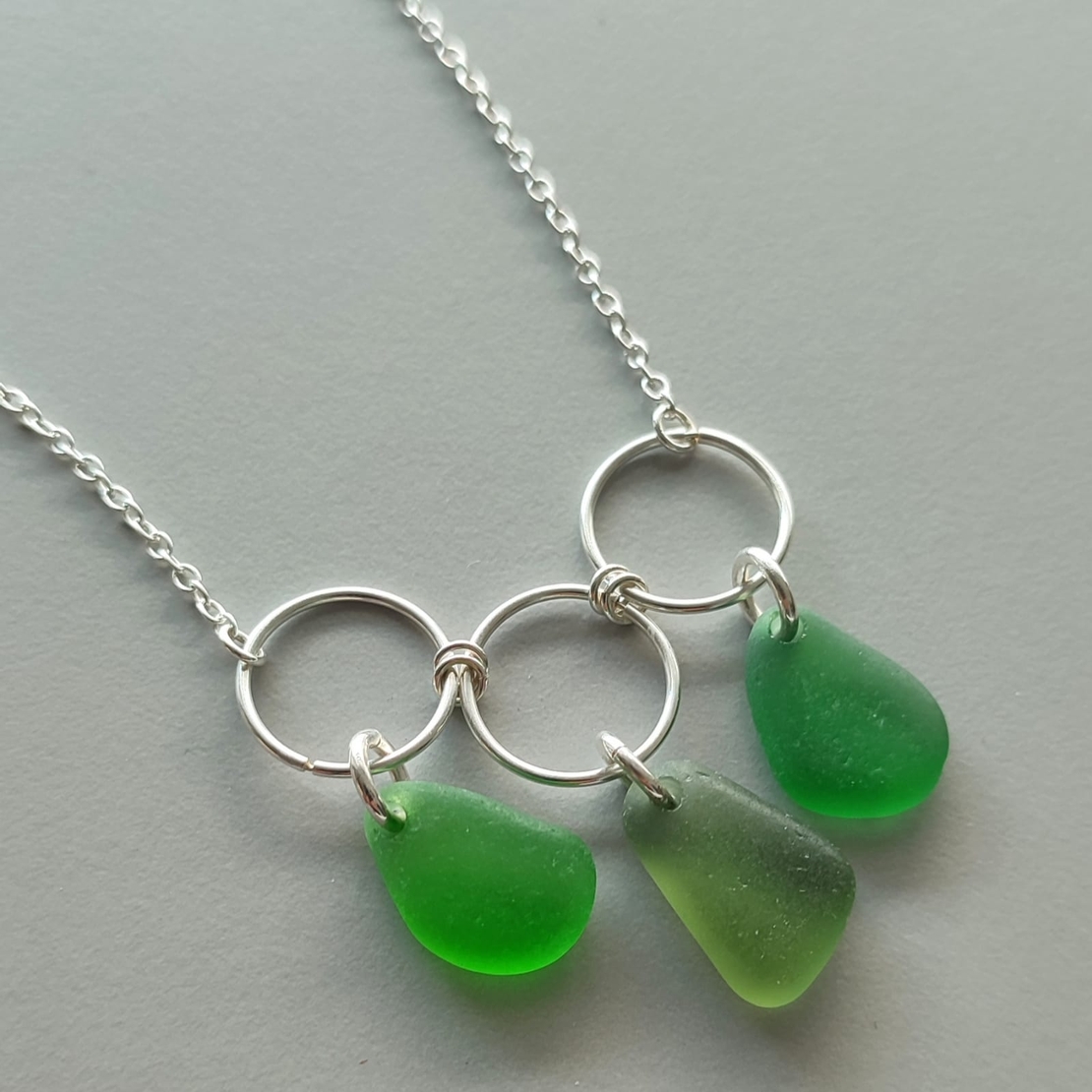 שרשרת כסף ושלוש זכוכיות בגווני ירוק