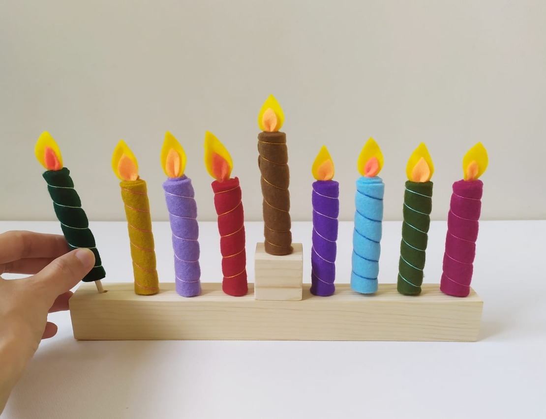 חנוכיית משחק מעץ ולבד