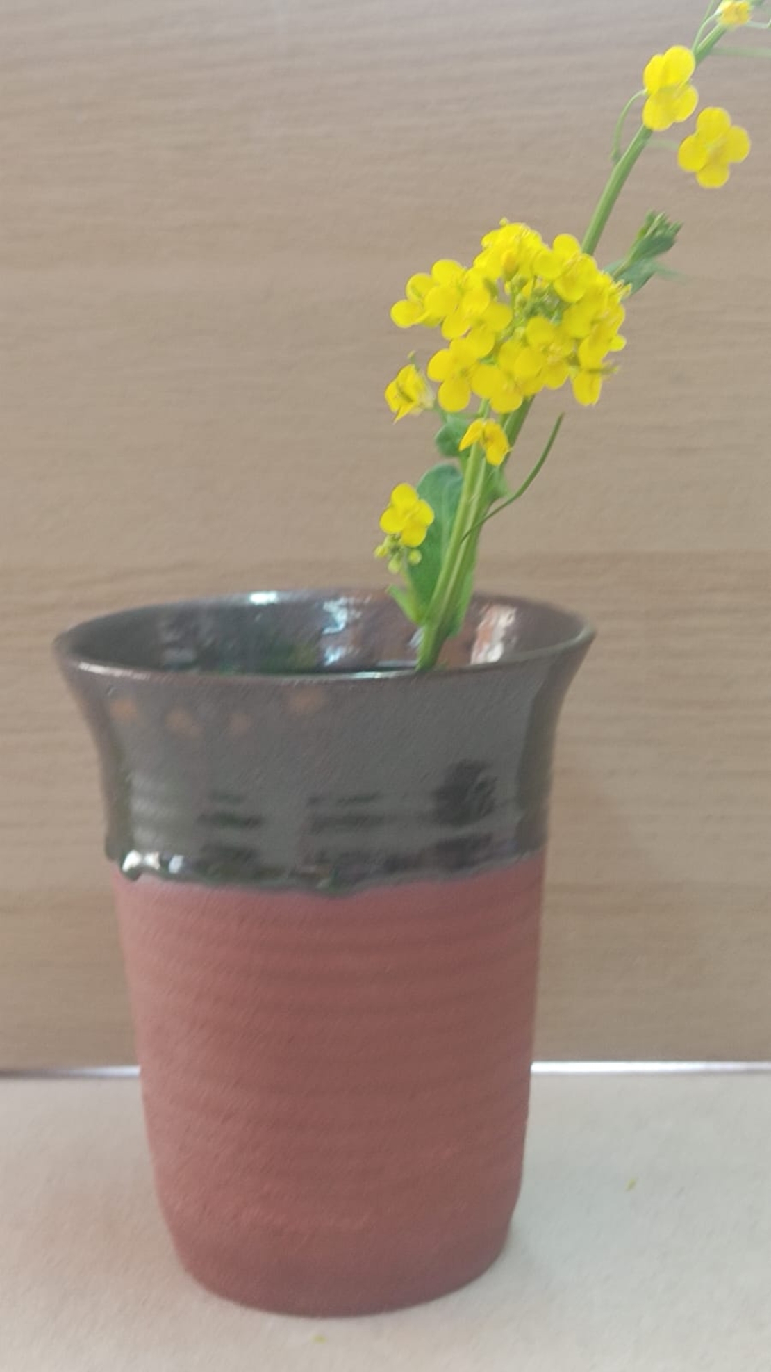אגרטל חימר אדום בעבודת אובניים