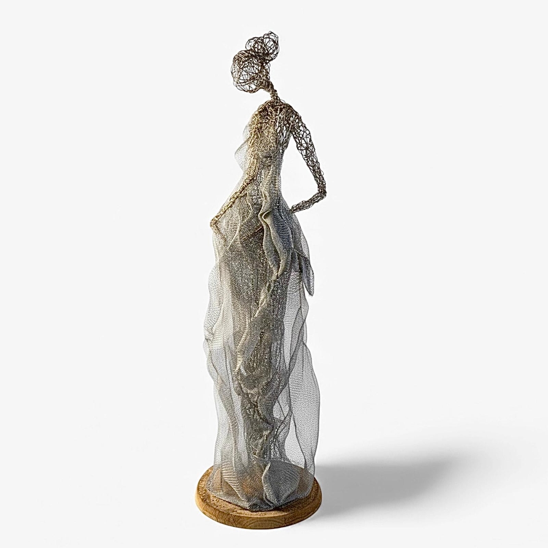 הריונית- פסל מחוטי מתכת ורשת בעבודת יד