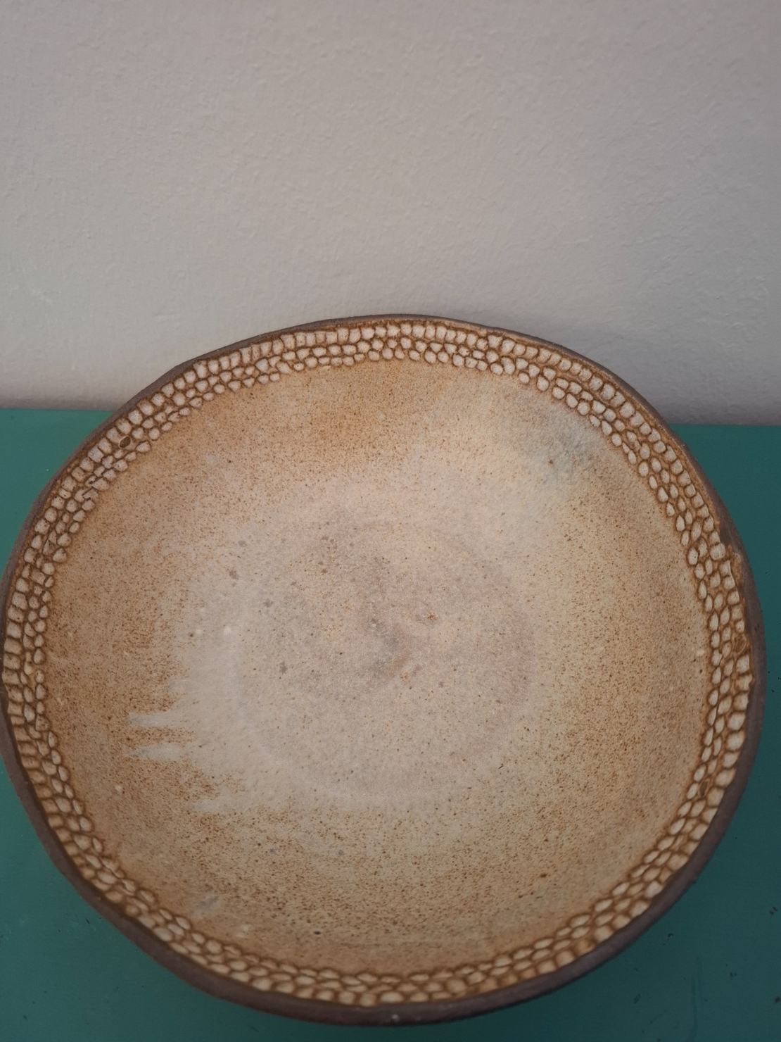 קערה חומה צהבהבה בעבודת יד