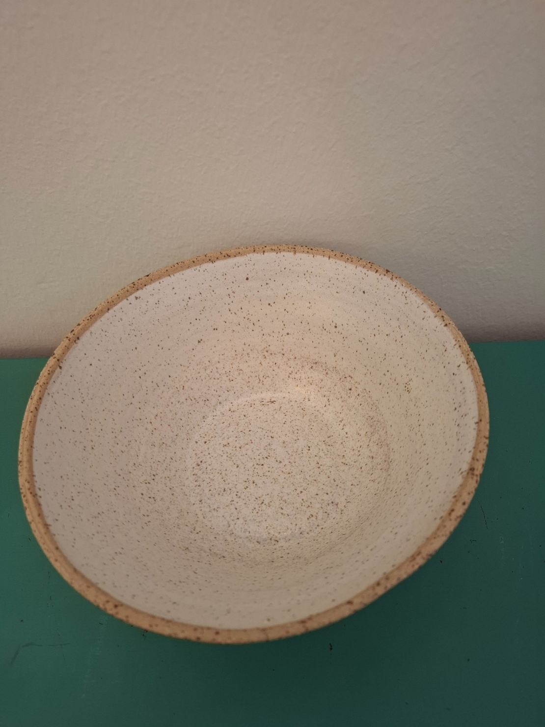 קערה לבנה מחימר בעבודת יד