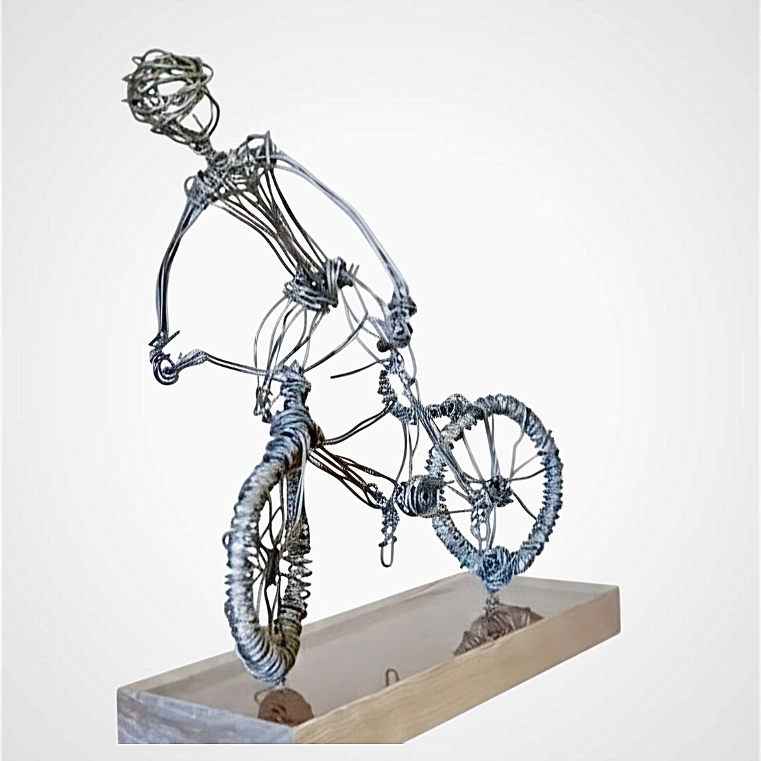 רוכב אופני שטח- פסל מחוטי ברזל בעבודת יד