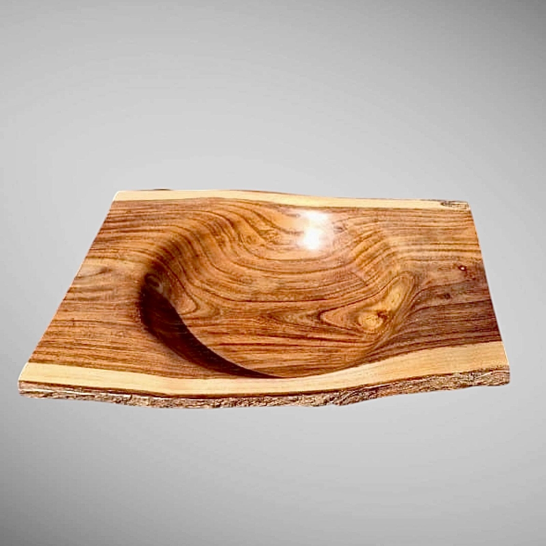 קערה מאורכת עם שפה טבעית מעץ סיסם בעבודת יד