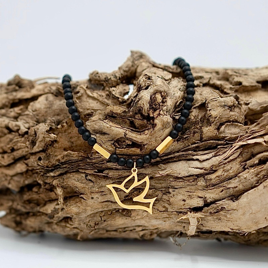 שרשרת שירי- מחרוזי אוניקס שחור ותליון ציפוי זהב