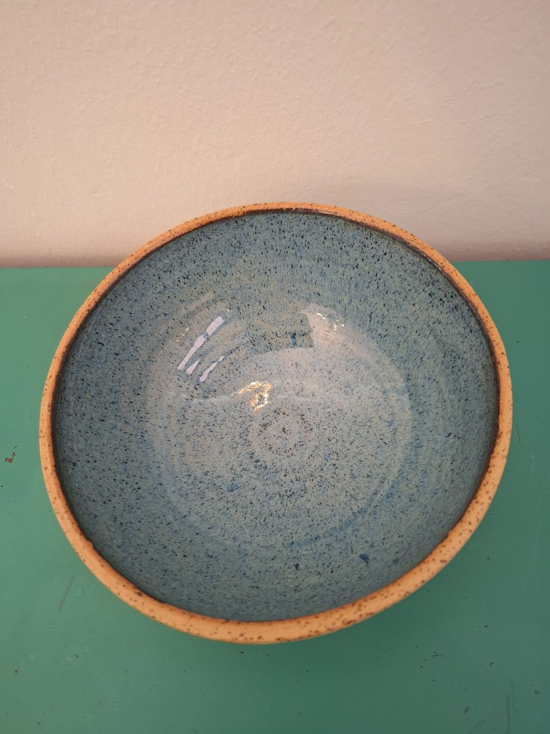 קערה כחולה מחימר בעבודת יד